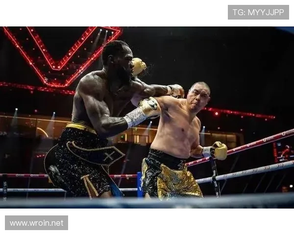 张志磊在家练拳把地板砸穿了，物业上门要赔三万