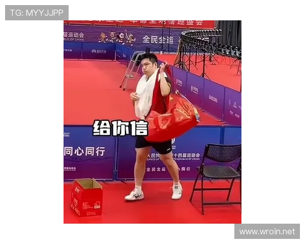 樊振东训练完直接去吃路边摊，球拍还抵在电动车上