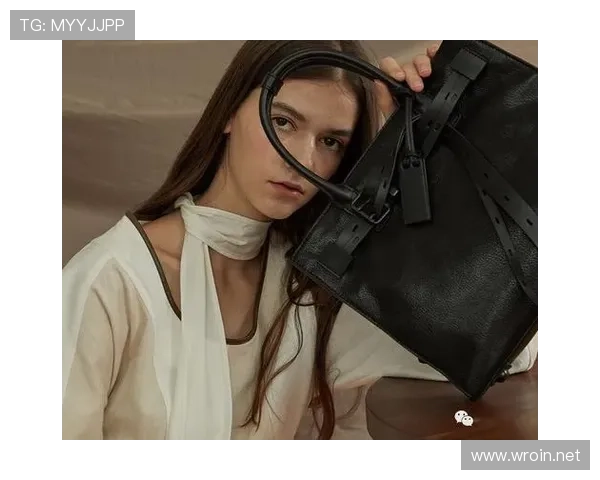 朱雪莹训练完直接拎爱马仕去吃下午茶？