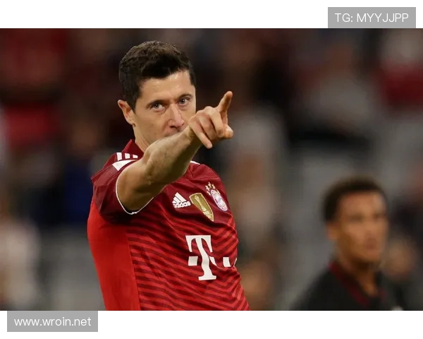 莱万多夫斯基与历史顶级中锋对比：是否已进入历史级行列