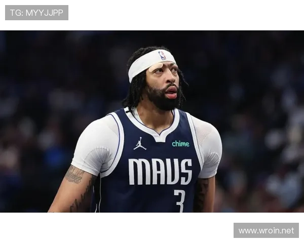 安东尼·戴维斯出场那会儿，旁边助理拎包像跟着明星走红毯似的？