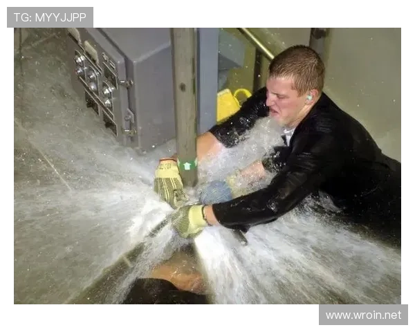 德约训练馆里连开水都讲究得像五星餐厅，普通人感觉自己是自来水桶一样惨