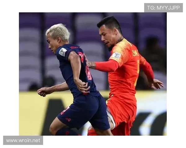 铲球先触球为何仍被判犯规？规则如何界定“连人带球”